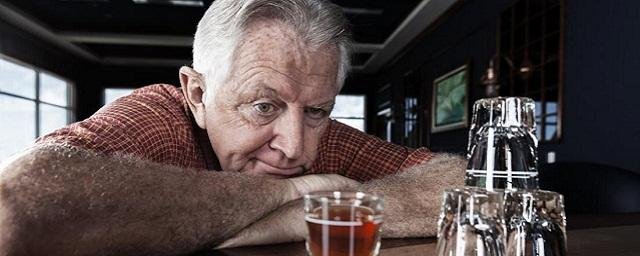 Диетолог Гинзбург запретил пожилым употреблять алкоголь
