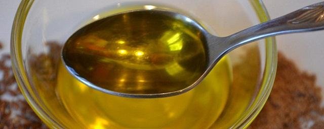 Диетолог Плотникова развеяла миф о пользе ложки льняного масла натощак