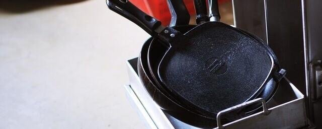 Эксперты назвали несколько средств, которые смогут очистить чугунную сковороду