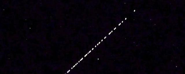 На Сахалине очевидцы заметили на небе светящийся караван из спутников