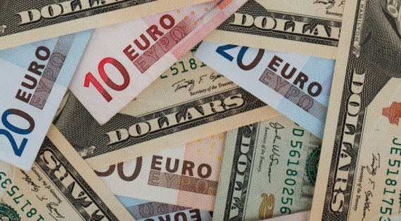 Банк России призвал россиян избавляться от доллара и евро
