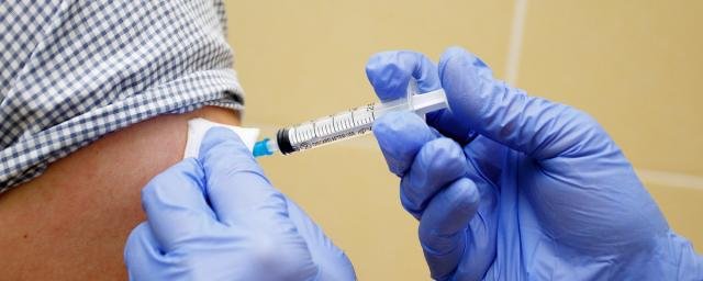 Врач Продеус назвал оптимальный перерыв между прививками от гриппа и COVID-19
