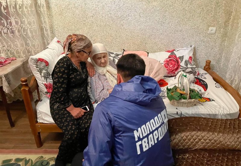 ЧЕЧНЯ. Активисты МГЕР поздравили с Днем чеченской женщины долгожительницу ЧР Тавит Ахтаеву