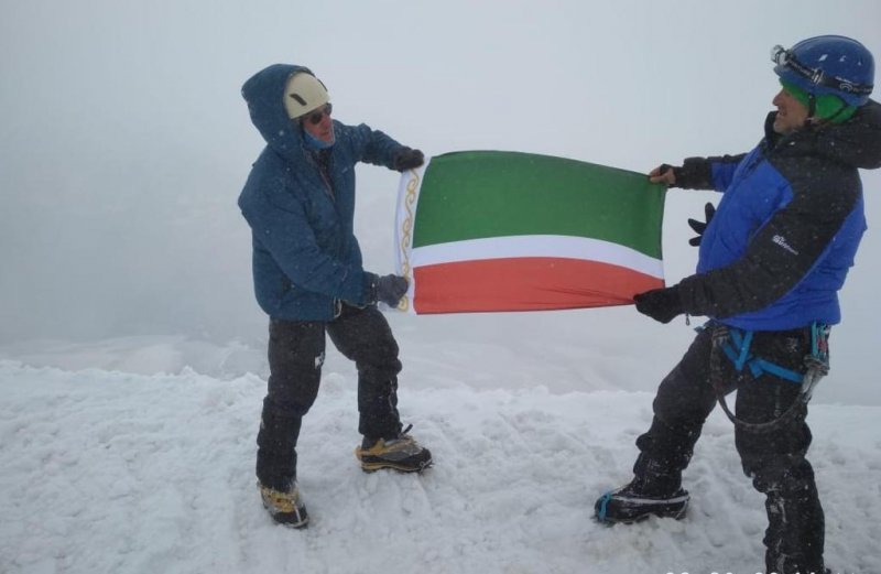 ЧЕЧНЯ. Альпинист-любитель Иса Нанаев  покорил вершину одной из самых высоких гор мира Эльбрус