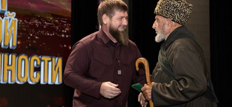 ЧЕЧНЯ. Глава ЧР Р. Кадыров вручил денежную премию и автомобиль 100-летнему жителю ЧР