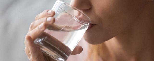 Диетолог Тихомирова рассказала, что стакан воды натощак восстанавливает водный баланс в организме