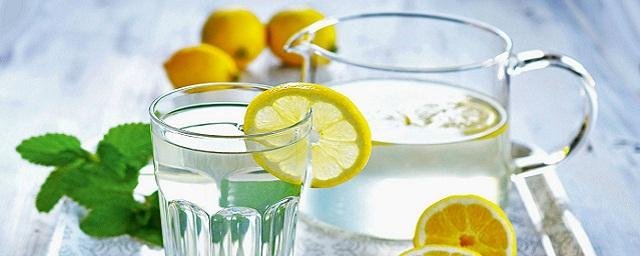 Генетик Антипова предупредила людей с проблемами ЖКТ о вреде воды с лимоном натощак