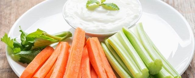 Диетолог Лазуренко назвала морковь и сельдерей продуктами, помогающими заглушить чувство голода
