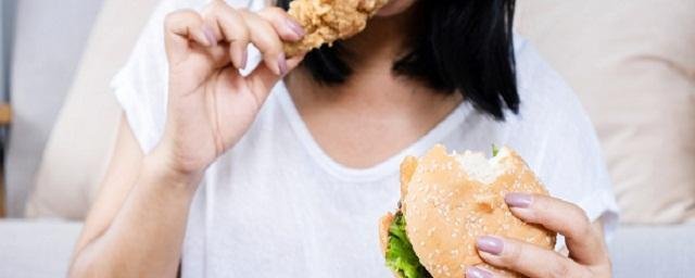 Психолог Лобанова объяснила, почему при стрессе человек много ест