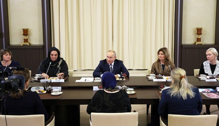 ЧЕЧНЯ.  Мать чеченских бойцов Жарадат Агуева приняла участие во встрече с Владимиром Путиным