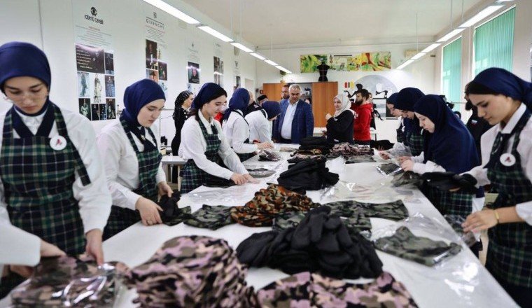 ЧЕЧНЯ. Чеченские студенты передали для  участников СВО теплые изделия собственного производства