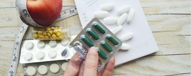 Хирург Хациев заявил об опасности самолечения таблетками от ожирения