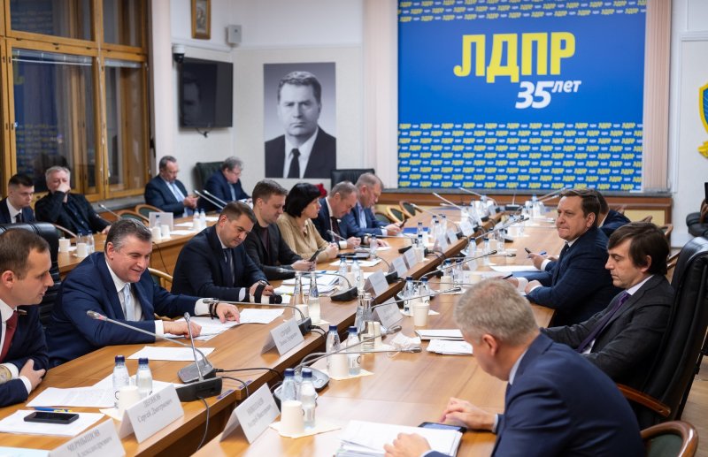 Министр просвещения РФ обсудил с членами фракции ЛДПР продвижение российского образования за рубежом