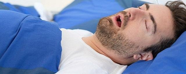 Невролог Акимов предупредил, что остановка дыхания во сне сигнализирует о возможном инсульте