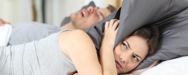 Оториноларинголог заявил, что опасным последствием храпа является остановка дыхания во сне