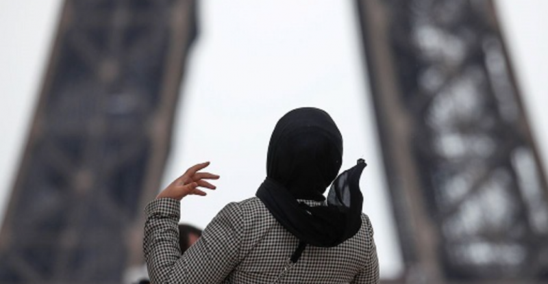 Пожилые французы поставили на место чиновницу в споре о хиджабе