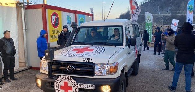 АЗЕРБАЙДЖАН. Автомобили Красного Креста транспортировали по Лачинской дороге троих тяжелобольных