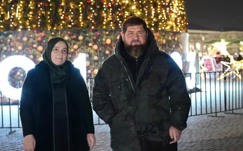 ЧЕЧНЯ. Рамзан Кадыров с семьей прошелся по центральной площади Грозного
