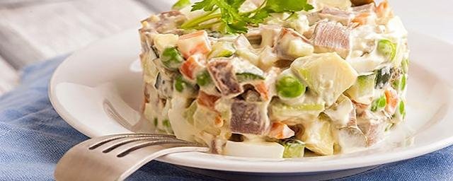 Диетолог Соломатина назвала безопасную порцию новогодних салатов
