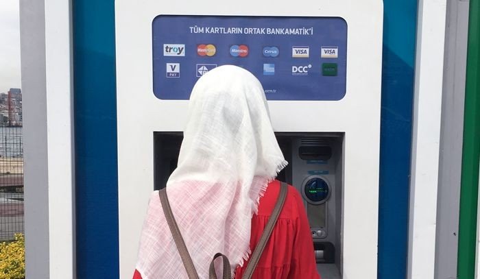 Иранским женщинам без хиджаба заморозят счета