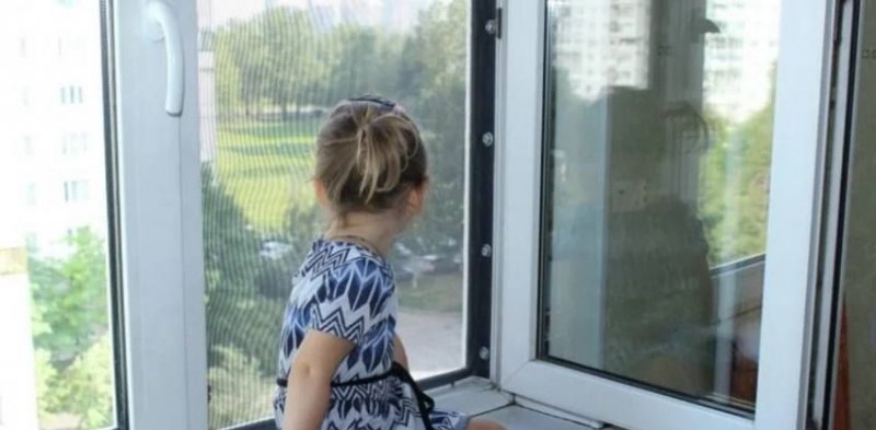Пятилетний москвич упал из окна 11-го этажа и выжил