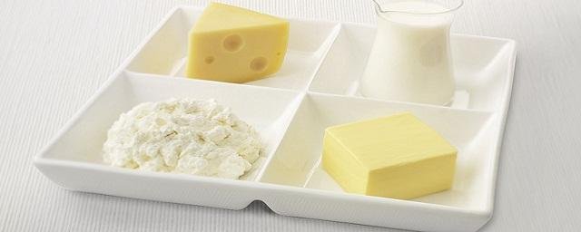 По версии диетолога Гинзбурга, сыр и сливочное масло – самые вредные молочные продукты