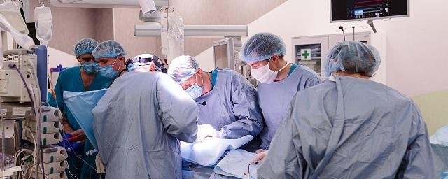 Подмосковные хирурги удалили гигантский жировик со спины 60-летней женщины