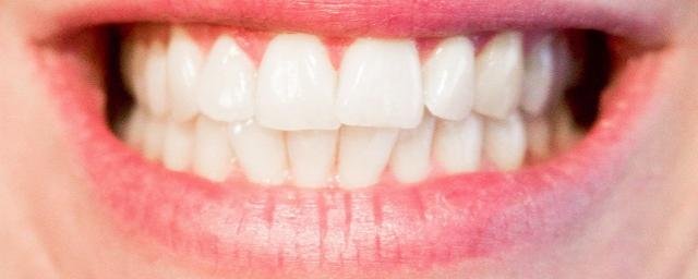 Стоматолог Мартынова: курение вейпа может привести к возникновению атрофии десен и трещин на зубах