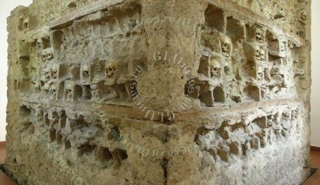 В мексиканском храме раскопали башню из черепов