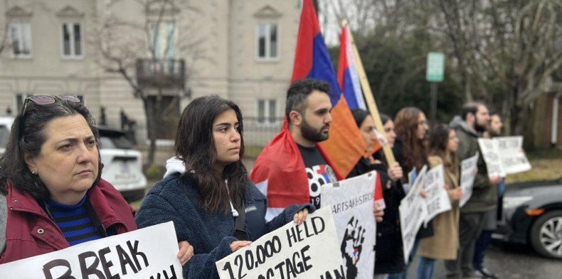 АРМЕНИЯ. Акция с призывом по открытию Лачинского коридора состоялась у посольства Азербайджана в Вашингтоне