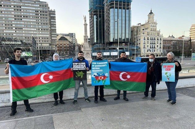 АЗЕРБАЙДЖАН. В Мадриде прошла акция протеста против разграбления месторождений в Карабахе
