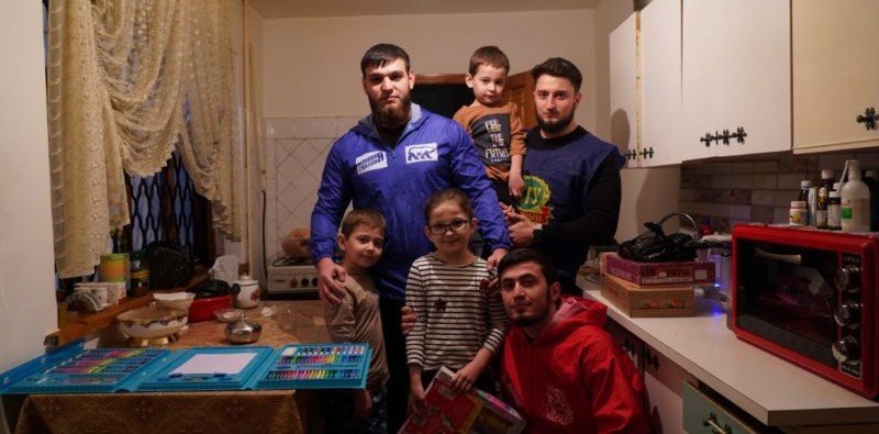 ЧЕЧНЯ. Чеченские молодогвардейцы передали от Фонда Кадырова подарки для девочки с ОВЗ