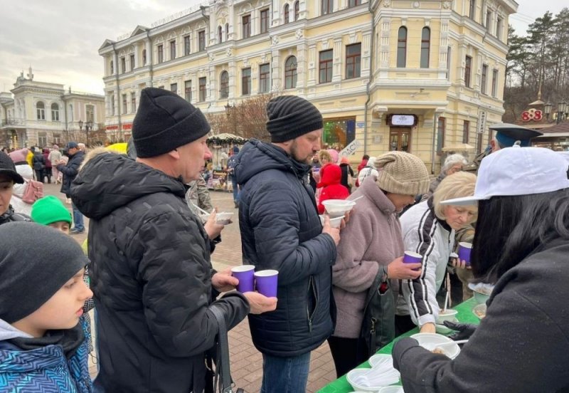 СТАВРОПОЛЬЕ.  В Кисловодске гостей гастрономического фестиваля угостили кашей на нарзане