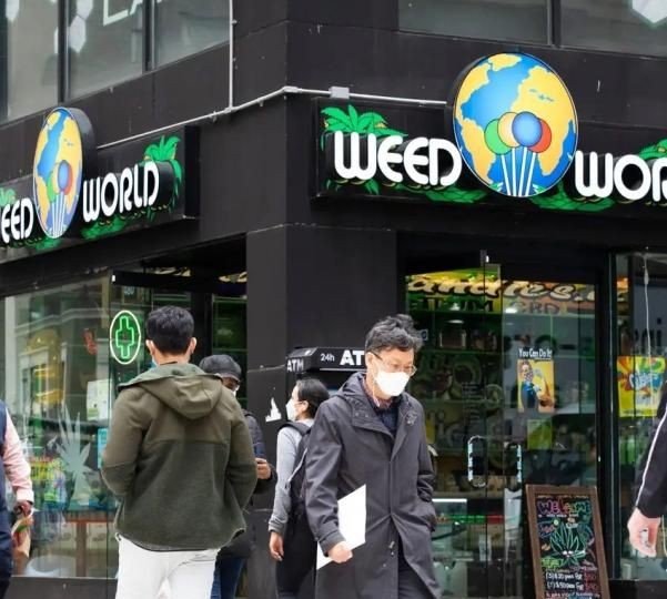 В Нью-Йорке  открылся первый легальный магазин марихуаны