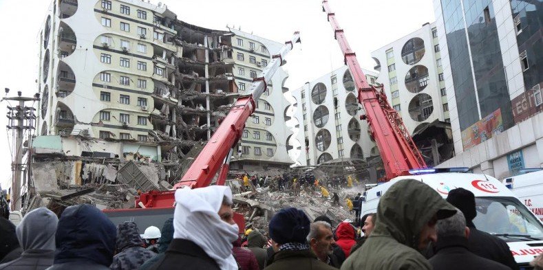 Число погибших при землетрясении в Турции превысило 3,3 тысячи человек