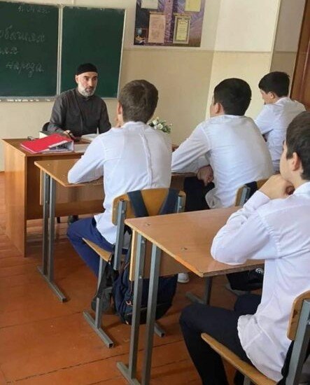 ЧЕЧНЯ. В грозненских школах проходят встречи учащихся с богословами