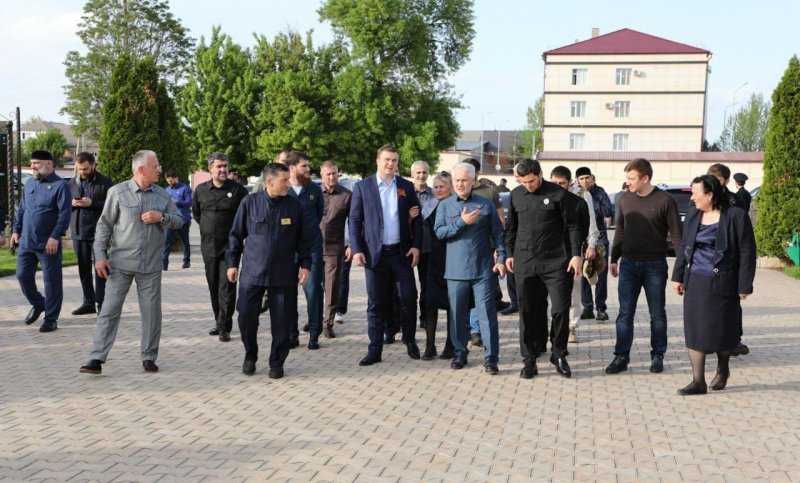 ЧЕЧНЯ. И.о. губернатора Омской области почтил память А-Х. Кадырова