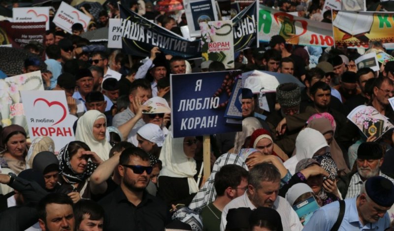 ЧЕЧНЯ. Митинг в Грозном против акции сожжения Корана в  Волгограде (фото).