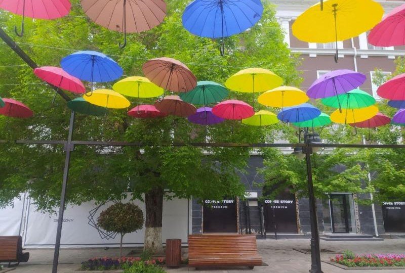 ЧЕЧНЯ. Мэрия Грозного снова украсила бульвар им. М. Эсамбаева разноцветными зонтиками.