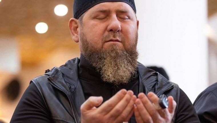 ЧЕЧНЯ. Рамзан Кадыров совершил религиозный обряд в память о своем отце.