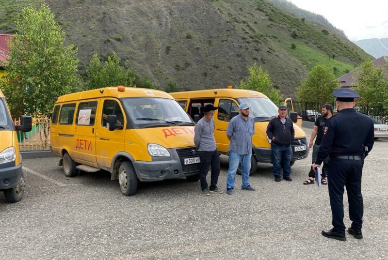 ЧЕЧНЯ. Сотрудниками ГИБДД по Шаройскому р-ну проведена проверка состояния школьных автобусов
