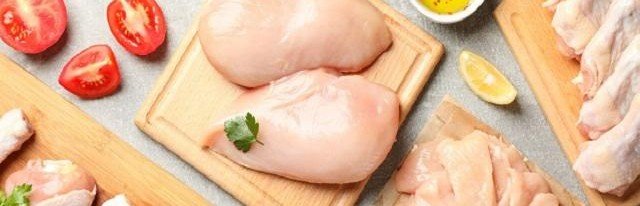 Эксперты предупредили о вреде мяса куриц с производстве, который входит в рацион множества людей.
