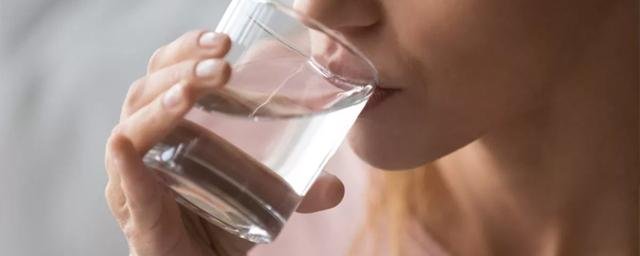 Кардиолог Варфоломеев: Для снижения риска образования тромбов нужно пить воду