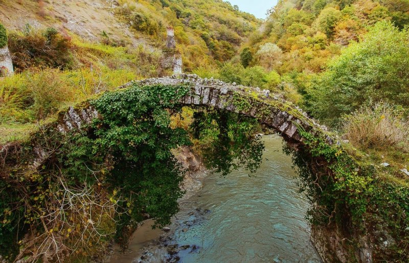 ГРУЗИЯ. Арочный мост и часто называют «мост царицы Тамары»