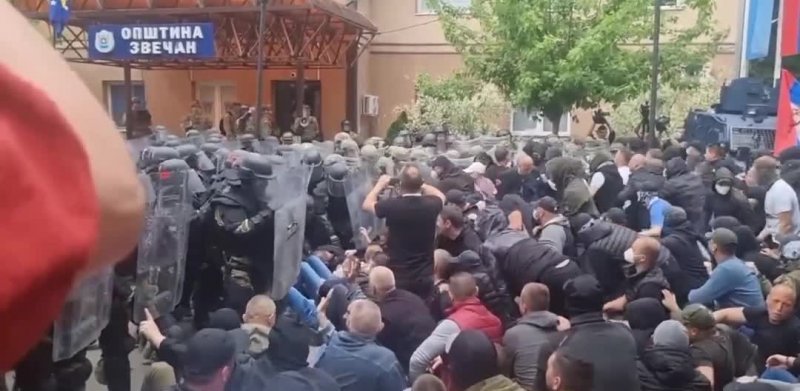 В Косово сербы требуют отозвать албанского мэра и отвести спецназ