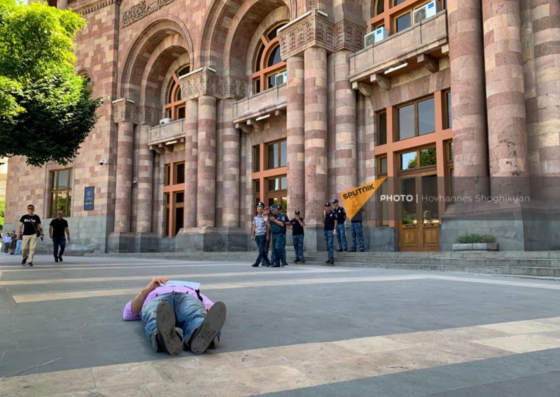 АРМЕНИЯ. Гражданский активист В. Гаспари лег возле здания правительства Армении
