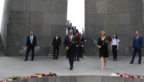АРМЕНИЯ. Директор Европола и главы МВД Армении посетили мемориальный комплекс «Цицернакаберд»