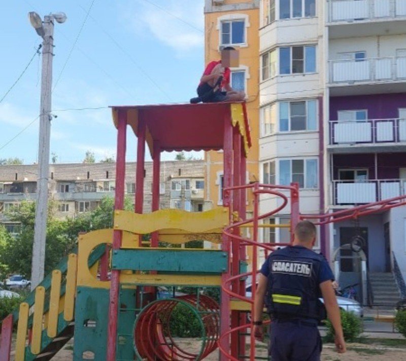 АСТРАХАНЬ. В Астрахани спасатели помогли ребёнку спуститься с крыши