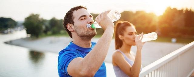 Биохимик Шереметьев: Утверждение о необходимости выпивать два литра воды в день неверно
