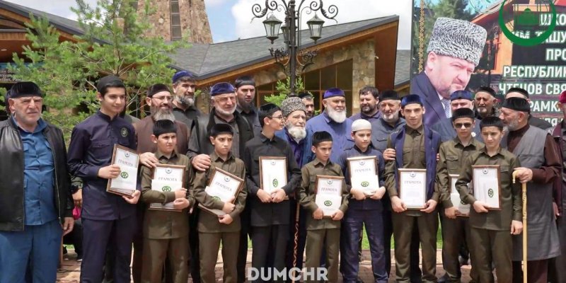 ЧЕЧНЯ. Победителю конкурса чтецов Корана в школе Хафизов подарили автомобиль